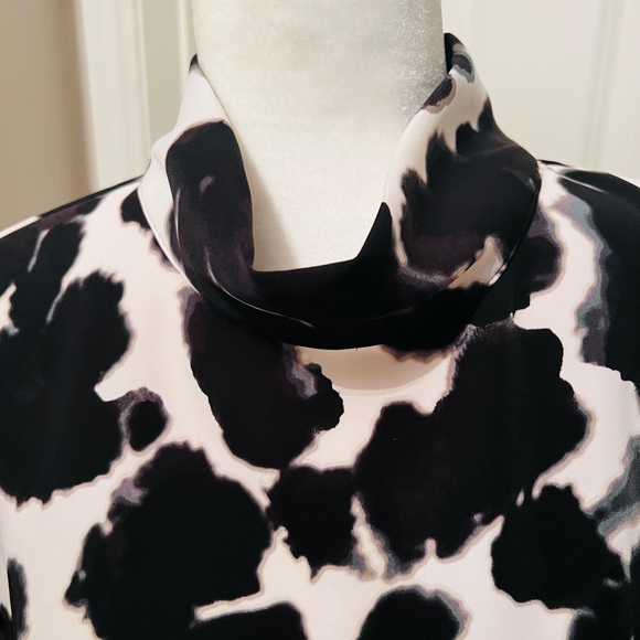 Black & Cream turtle neck blouse - Picture 3 of 6